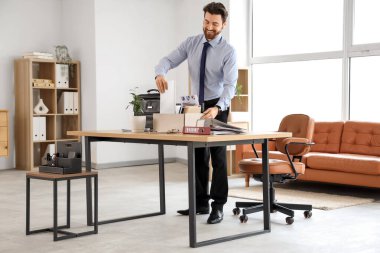 Happy, ofisteki kişisel eşyalarını toplayan genç adamı kovdu.