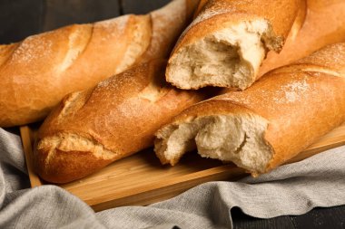 Siyah tahta arka planda taze baget tepsisi, yakın plan.