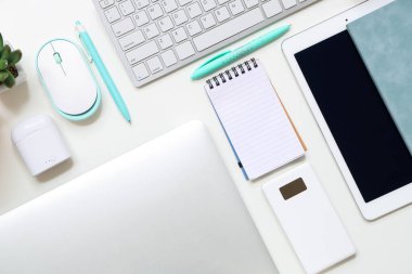 Beyaz arkaplan üzerine not defterleri olan farklı aygıtlar