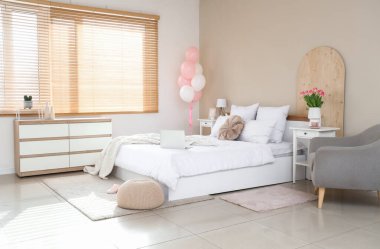 Yatak odasının içi kadınlar günü için masa ve balonlarla süslenmiş.