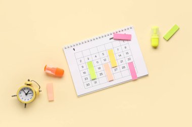 Sarı arkaplanda alarm saati, işaret ve çıkartma takvimi