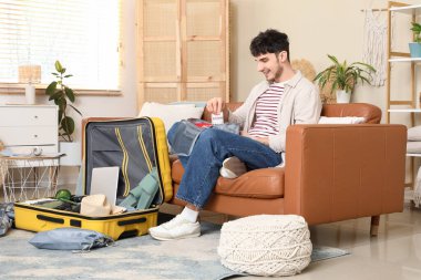 Erkek turist eve gitmek için ilk yardım çantasını hazırlıyor.