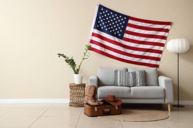 Amerikan bayrağı, kanepesi ve kovboy şapkasıyla oturma odasının içinde.