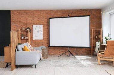 Boş projektör ekran, kanepe ve raf üniteli odanın içi
