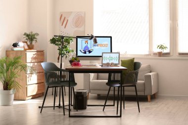 Podcaster 'ın iş yeri ve bitkileri olan ışık stüdyosunun içi