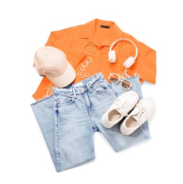 Beyaz arka planda aksesuarları, kulaklıkları ve mücevherleri olan şık bir kadın bahar elbisesi.