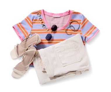 Beyaz arka planda takıları ve aksesuarları olan şık bir kadın bahar elbisesi.