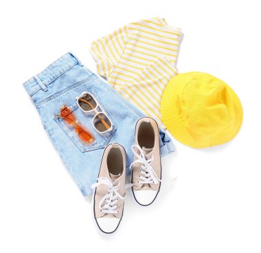 Beyaz arka planda aksesuarları olan şık bir kadın bahar elbisesi.