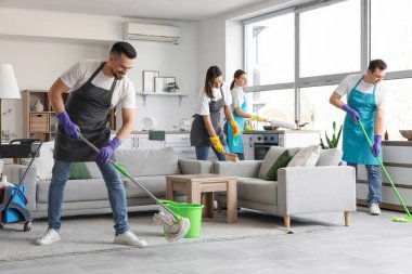 Genç hademeler odayı temizliyor.