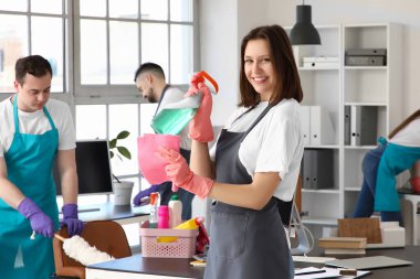 Ofisinde paçavra ve deterjanı olan genç bayan hademe.