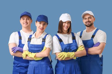 Mavi arka planda genç hademeler.