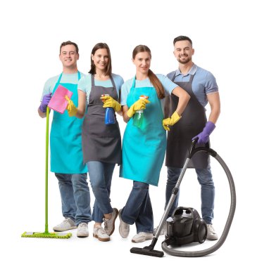 Beyaz arka planda temizlik malzemeleri olan bir grup genç hademe.
