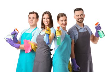 Beyaz arka planda deterjanları olan genç hademeler.