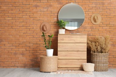 Hasır sepetli, aynalı ve tuvaletli koridorun içi.