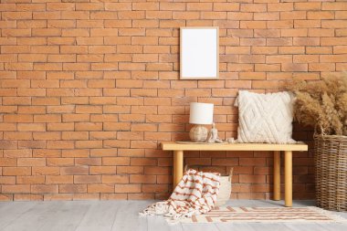 Hasır sepetli, ahşap banklı ve boş çerçeveli koridorun içi.