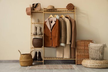 Hasır sepetli ve askılı koridorun içi.