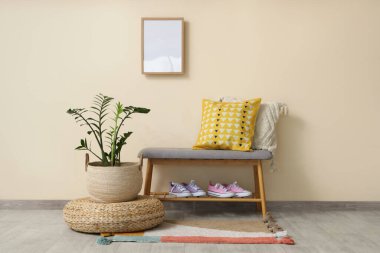 Yumuşak bank, bitki ve boş çerçeve ile koridorun içi