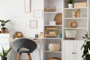 Dolabı, işyeri ve bitkileri olan aydınlatma odasının içi