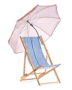 Beyaz arka planda izole edilmiş plaj şemsiyeli çizgili sandalye.