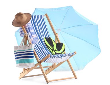 Mavi plaj şemsiyeli çizgili güverte sandalyesi ve beyaz arka planda izole edilmiş gezici aksesuarlar.