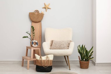 Beyaz koltuklu, el çantalı ve sörf tahtalı şık bir oturma odası.