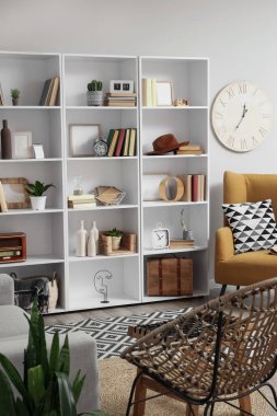 Kitaplığı ve koltuğu olan oturma odasının içinde.