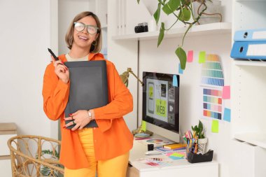 Ofisinde grafik tableti olan kadın web tasarımcısı