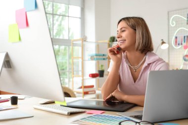 Ofiste çalışan kadın web tasarımcısı