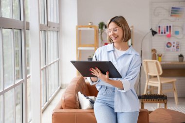 Ofiste grafik tabletle çalışan güzel kadın web tasarımcısı