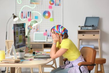 Ofiste oturan yorgun kadın web tasarımcısı