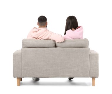 Gri koltukta oturan genç çift beyaz arka plan, arka plan