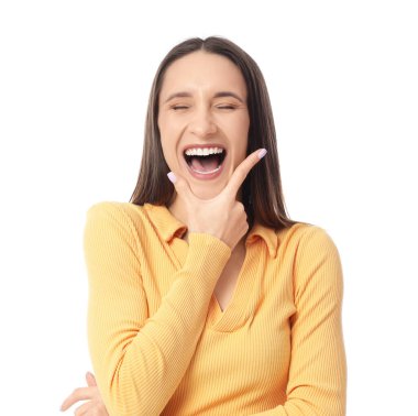 Beyaz arka planda güzel gülüşü olan mutlu genç bir kadın.