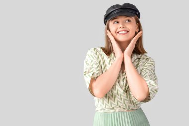 Işıklı arka planda güzel gülüşü olan genç bir kadın