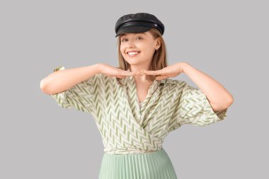 Işıklı arka planda güzel gülüşü olan genç bir kadın