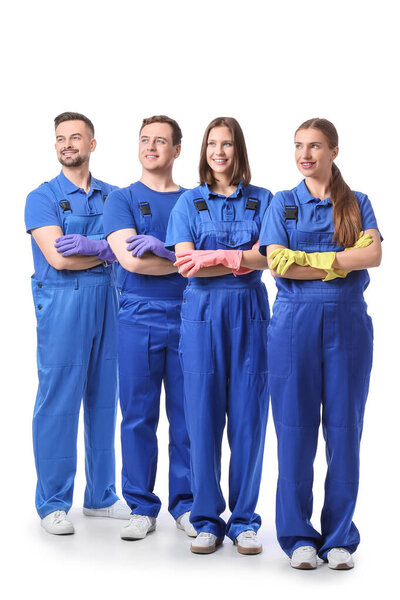 Команда молодых уборщиков на белом фоне