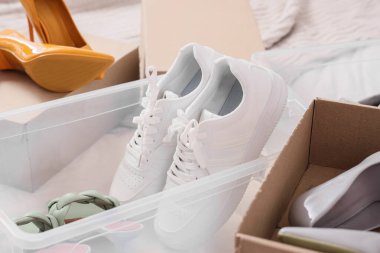 Yatağında ayakkabı olan konteynır, yakın plan.