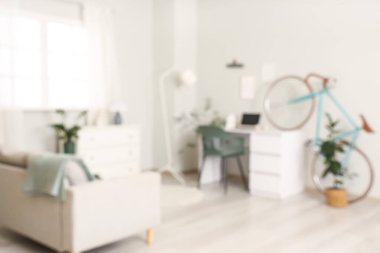 İş yeri, bisiklet ve kanepe ile ev ofisinin bulanık görüntüsü