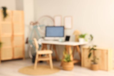 İş yeri, bisiklet ve katlama ekranlı ev ofisinin bulanık görüntüsü