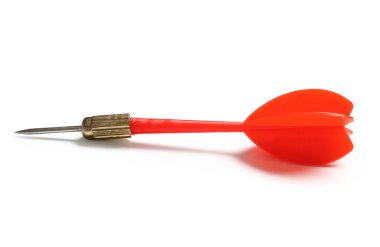 Beyaz arkaplanda kırmızı dart