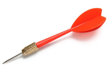 Beyaz arkaplanda kırmızı dart