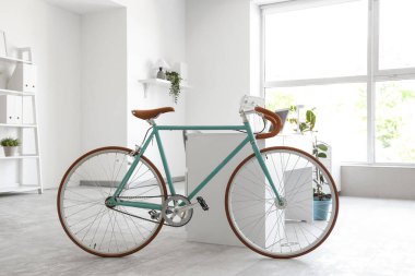 Modern bisiklet iş yerinin yanında, ofis içinde.