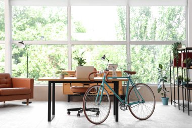 İş yeri, bisiklet ve pencereli ev içi ofis