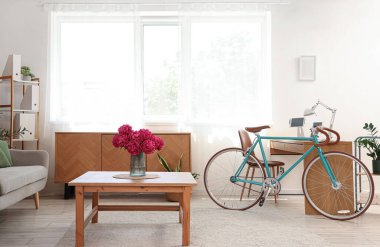 Çalışma yeri, bisikleti ve penceresi olan modern ev ofisinin içi