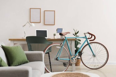 Çalışma yeri ve bisikleti olan hafif ev ofisinin içi