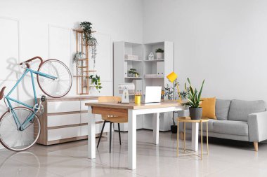 Çalışma yeri, bisikleti ve kanepesi olan hafif bir ofis.