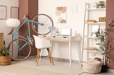 İş yeri ve bisikleti olan ev içi ofis.