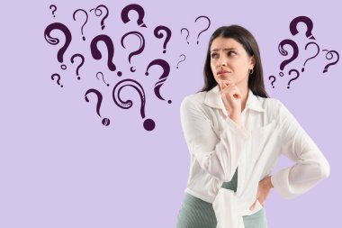 Leylak arkaplanda merak içinde genç bir kadın