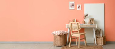 Mercan duvarının yanında rahat bir iş yeri olan bir oda. Tasarım için pankart