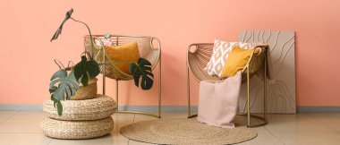 Mercan duvarına yakın koltuklu ve çiçekli bir oda.