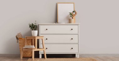 Beyaz klozet, dışkı ve bitkilerle dolu bir oda.